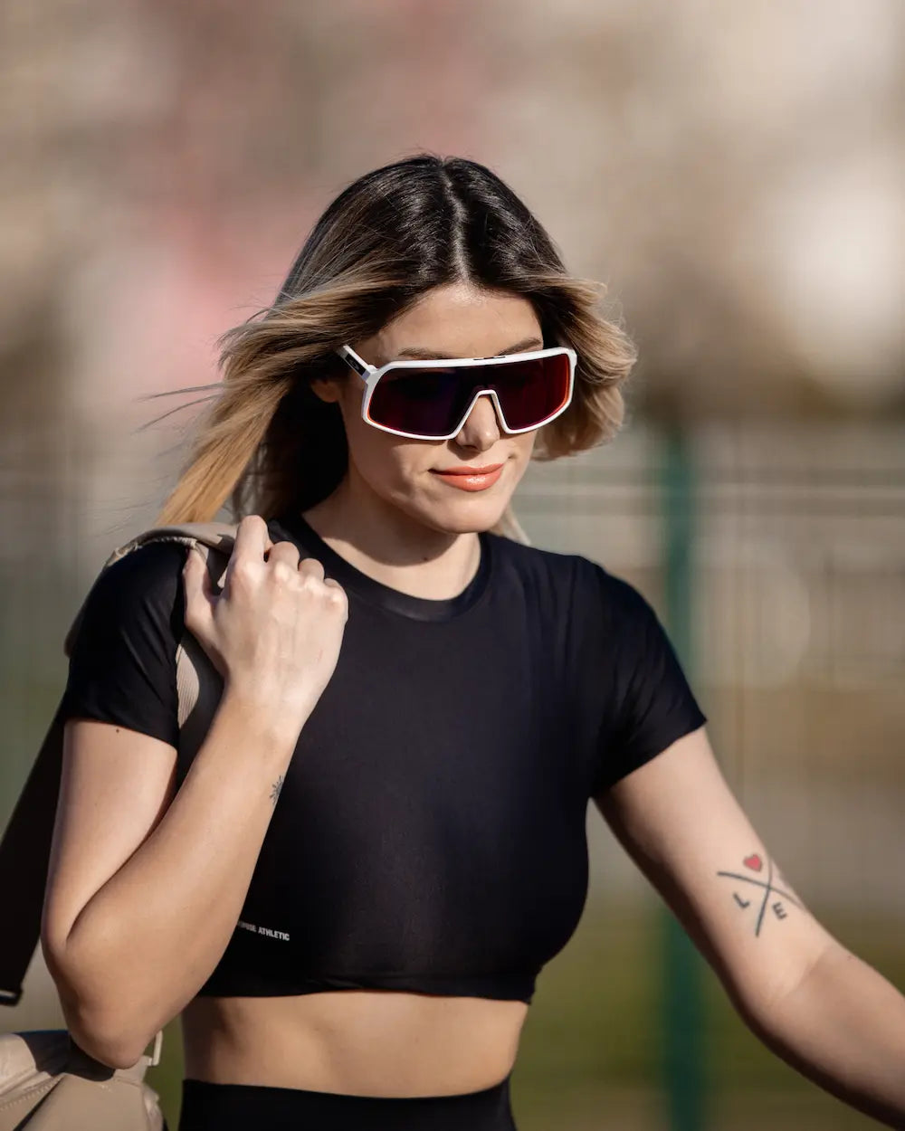 Destiny crop Top giyen koşucu, siyah renk tercih etmiş.