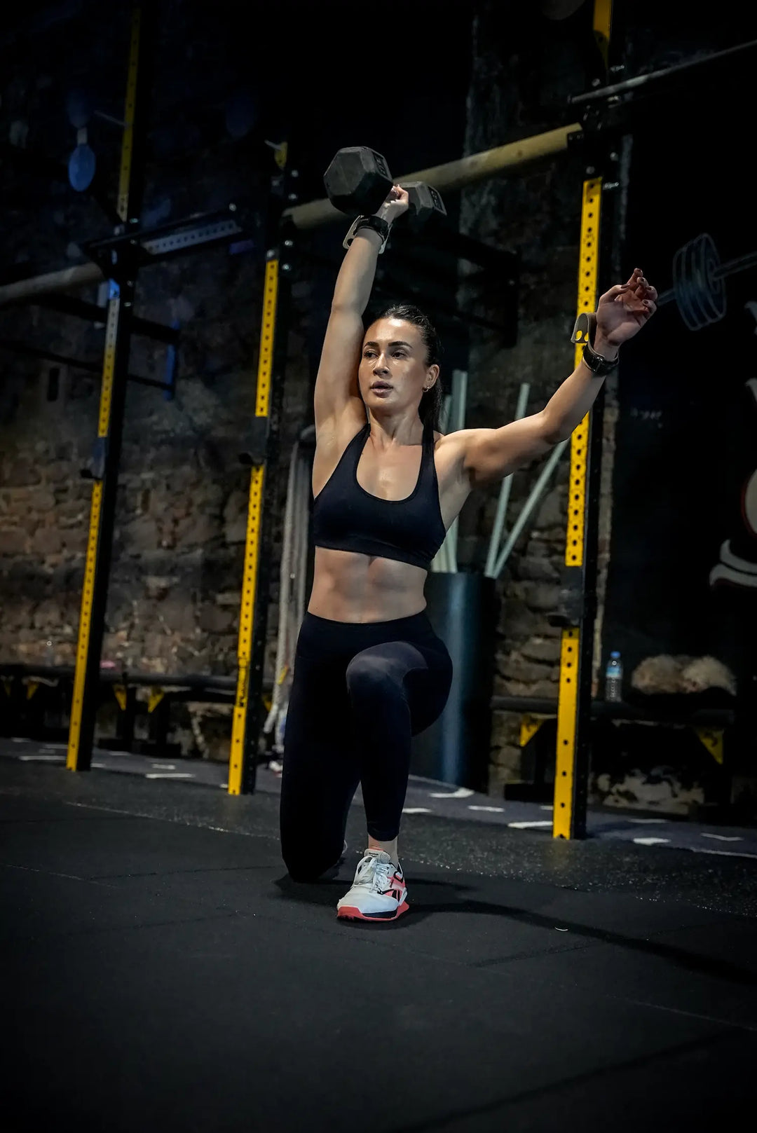 Siyah kadın spor crop top ve tayt giyen model spor yapıyr - Promise Athletic