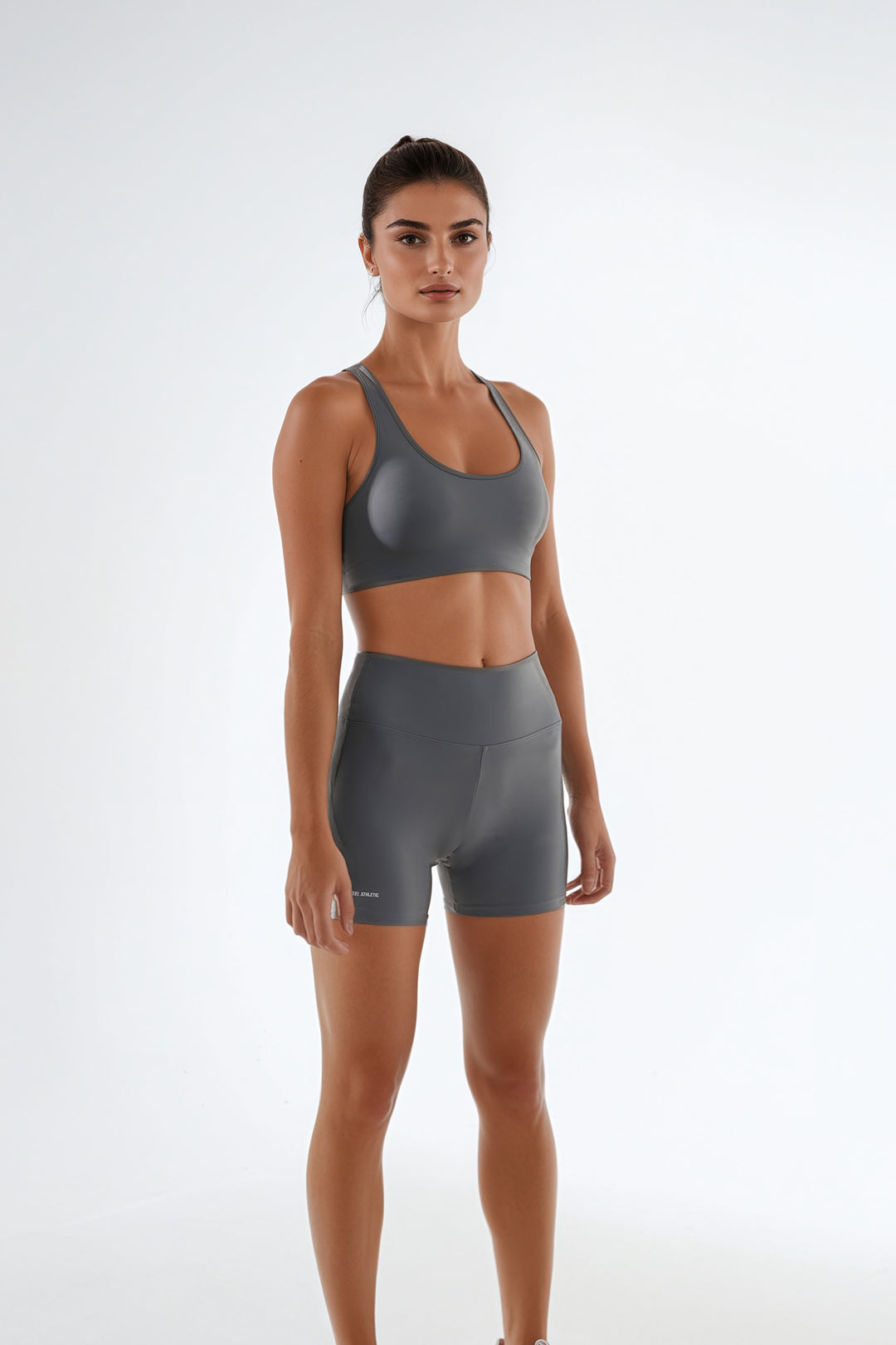 Koyu gri kadın biker şort ve sporcu sütyeni  giyen model -Promise Athletic