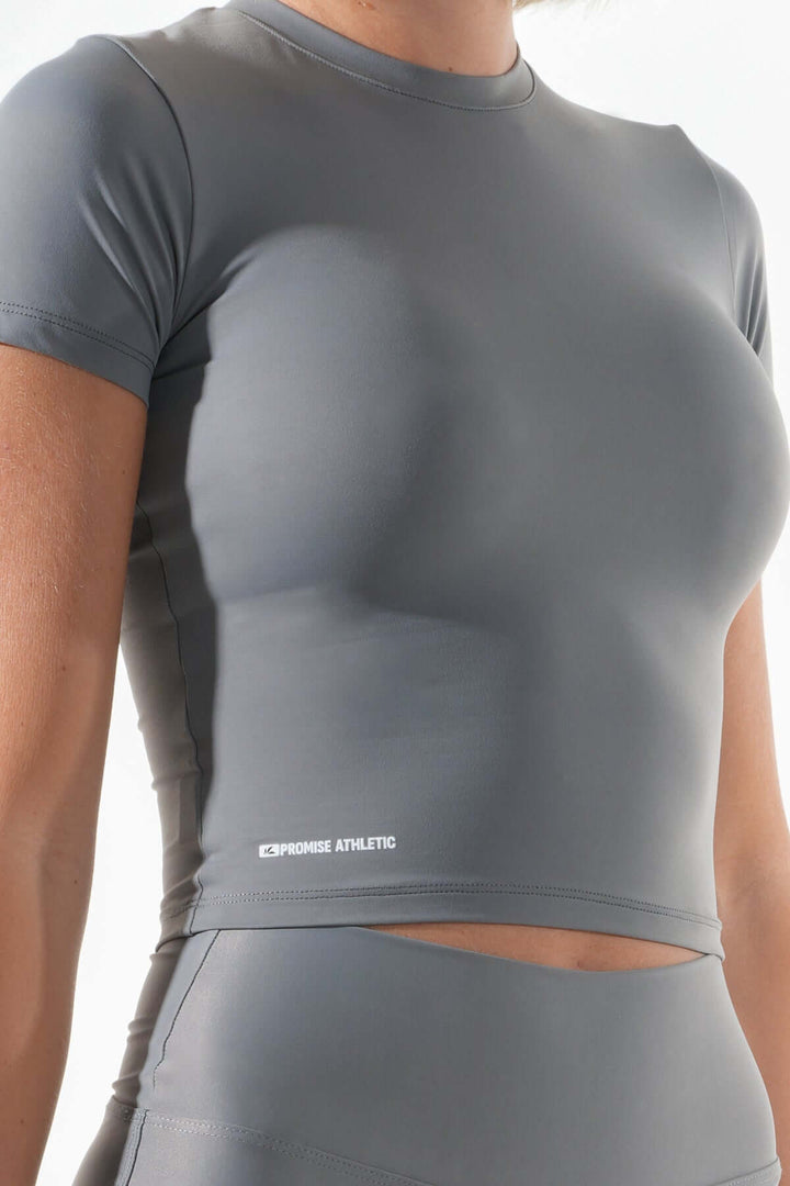 ücudu saran, nefes alabilir kumaştan üretilmiş, günlük stilinize uyum sağlayan koyu gri spor t-shirt.