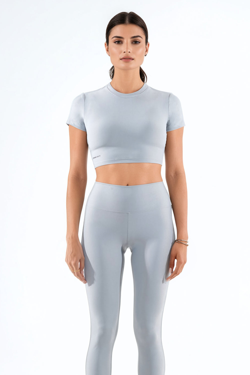 Açık gri kadın crop top ve yüksek bel tayt giyen model- Promise Athletic