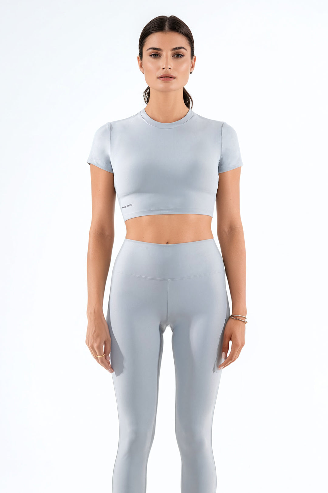 Açık gri kadın crop top ve yüksek bel tayt giyen model- Promise Athletic