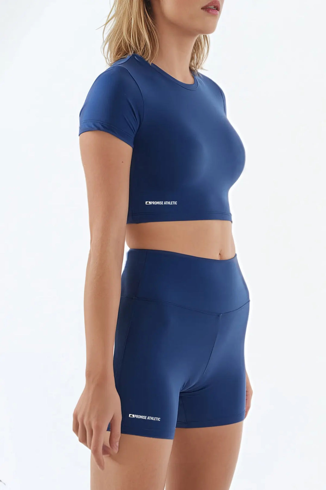 Lacivert spor crop top ve biker şort ön çapraz yakın açı- Promise Athletic