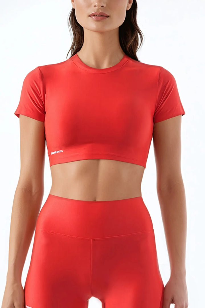 Kırmızı kadın spor crop top ve biker şort yakın çekim -Promise Athletic