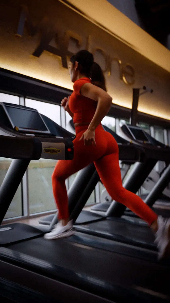 koşu bandında destiny serisi yüksek bel spor taytımız performans t-shirt ile muhteşem bir konfor