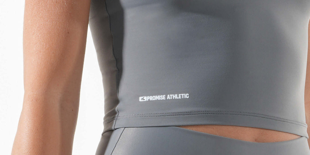Promise Athletic koyu gri kadın tişört ön logo detayı - yakın çekim