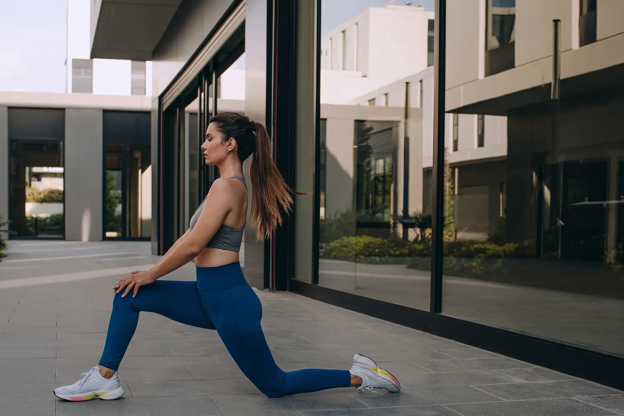 Promise Athletic Yüksek Bel ultra esnek spor tayt polyamide lacivert renk giyen bir sporcu kadın