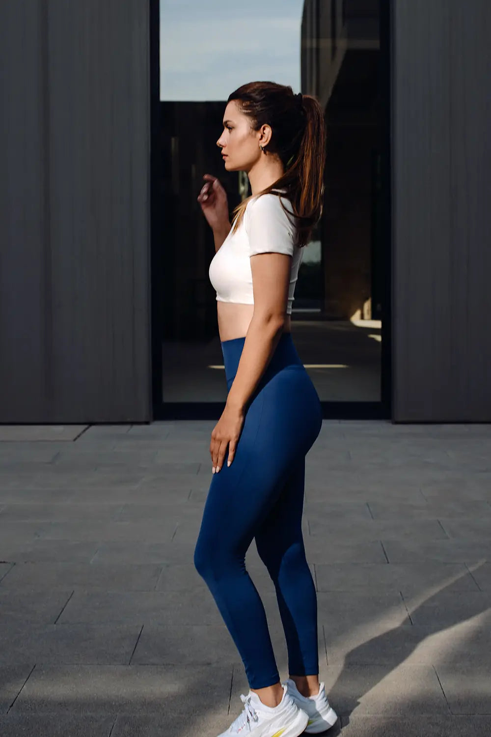 Destiny Koleksiyon görseli beyaz kadın crop top ve lacivert yüksek bel tayt